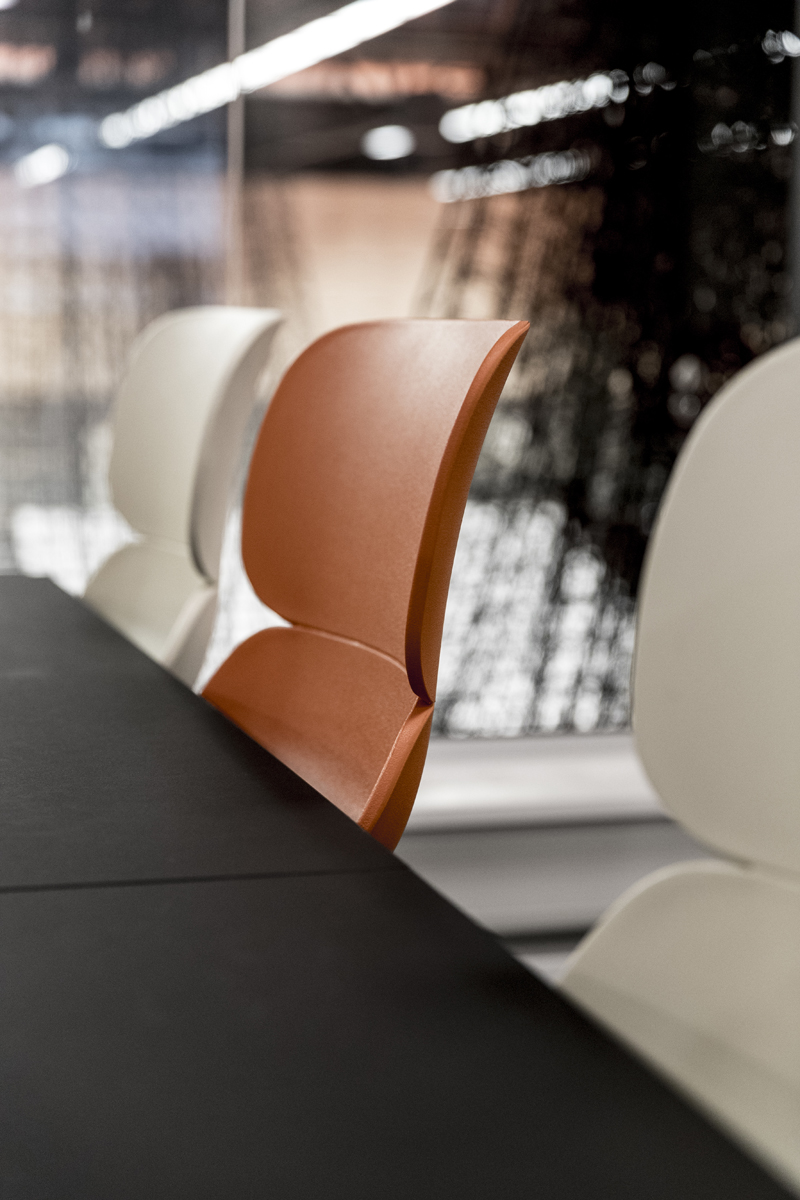 Stole og borde i mødelokalerne